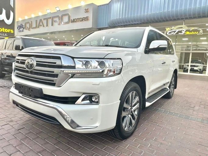 Used Toyota Land Cruiser 200 Series Facelift 2, 5.7 l, 2017 in Sharjah by Titanium Used Cars, White color. GCC Specs | AUTO.AE