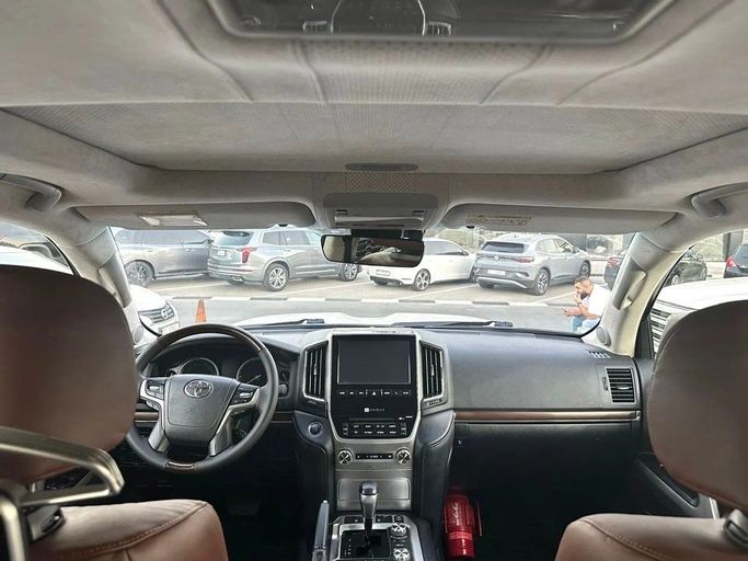 Used Toyota Land Cruiser 200 Series Facelift 2, 5.7 l, 2017 in Sharjah by Titanium Used Cars, White color. GCC Specs | AUTO.AE