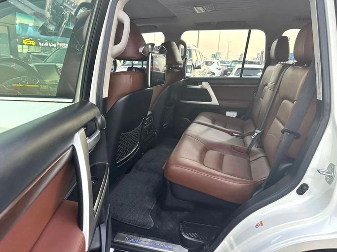 Used Toyota Land Cruiser 200 Series Facelift 2, 5.7 l, 2017 in Sharjah by Titanium Used Cars, White color. GCC Specs | AUTO.AE