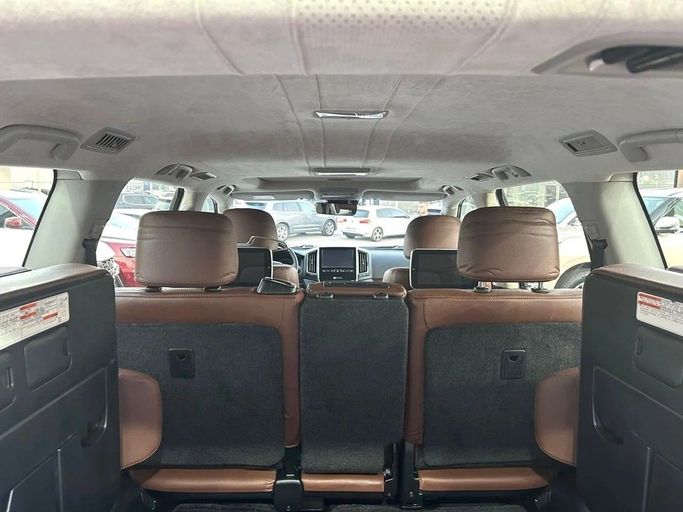 Used Toyota Land Cruiser 200 Series Facelift 2, 5.7 l, 2017 in Sharjah by Titanium Used Cars, White color. GCC Specs | AUTO.AE