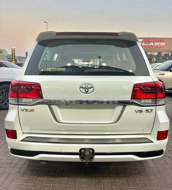Used Toyota Land Cruiser 200 Series Facelift 2, 5.7 l, 2017 in Sharjah by Titanium Used Cars, White color. GCC Specs | AUTO.AE