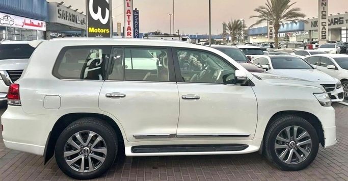 Used Toyota Land Cruiser 200 Series Facelift 2, 5.7 l, 2017 in Sharjah by Titanium Used Cars, White color. GCC Specs | AUTO.AE