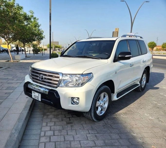 Used Toyota Land Cruiser 200 Series, 5.7 l, 2011 in Sharjah by Titanium Used Cars, White color. GCC Specs | AUTO.AE