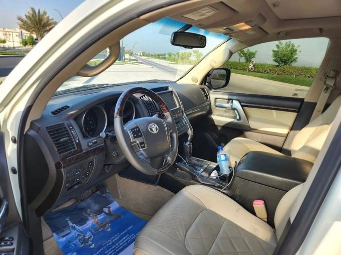 Used Toyota Land Cruiser 200 Series, 5.7 l, 2011 in Sharjah by Titanium Used Cars, White color. GCC Specs | AUTO.AE