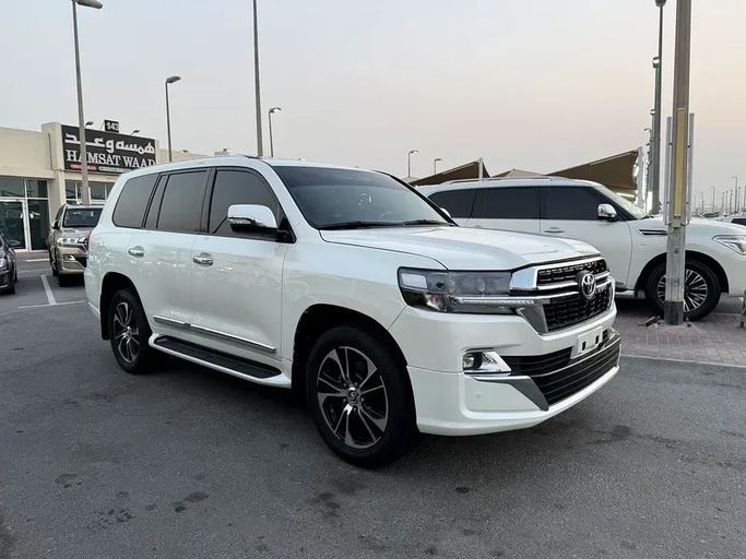Подержанный Toyota Land Cruiser 200 Series, 4.0 л, 2010 в Шардже от Hamsat Waad Белый цвет. GCC | AUTO.AE