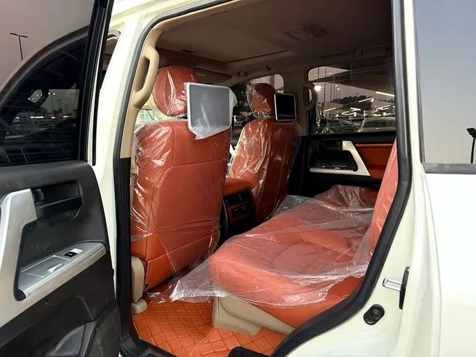 Подержанный Toyota Land Cruiser 200 Series, 4.0 л, 2010 в Шардже от Hamsat Waad Белый цвет. GCC | AUTO.AE