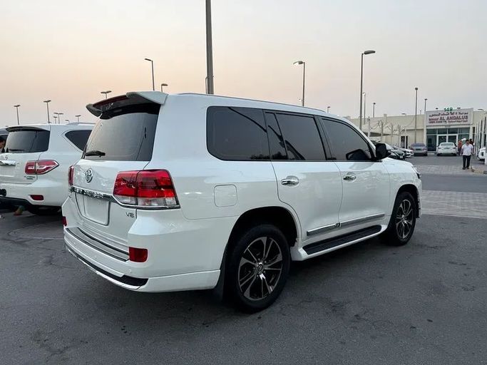 Подержанный Toyota Land Cruiser 200 Series, 4.0 л, 2010 в Шардже от Hamsat Waad Белый цвет. GCC | AUTO.AE