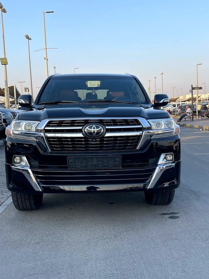 Подержанный Toyota Land Cruiser 200 Series Рестайлинг 2, 5.7 л, 2021 в Шардже от Taj Al Impratoor Used Cars Черный цвет. GCC | AUTO.AE