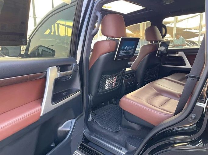 Подержанный Toyota Land Cruiser 200 Series Рестайлинг 2, 5.7 л, 2021 в Шардже от Taj Al Impratoor Used Cars Черный цвет. GCC | AUTO.AE