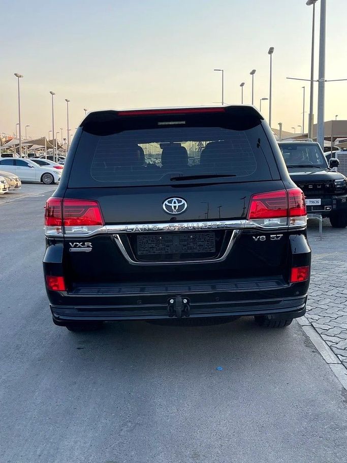 Подержанный Toyota Land Cruiser 200 Series Рестайлинг 2, 5.7 л, 2021 в Шардже от Taj Al Impratoor Used Cars Черный цвет. GCC | AUTO.AE
