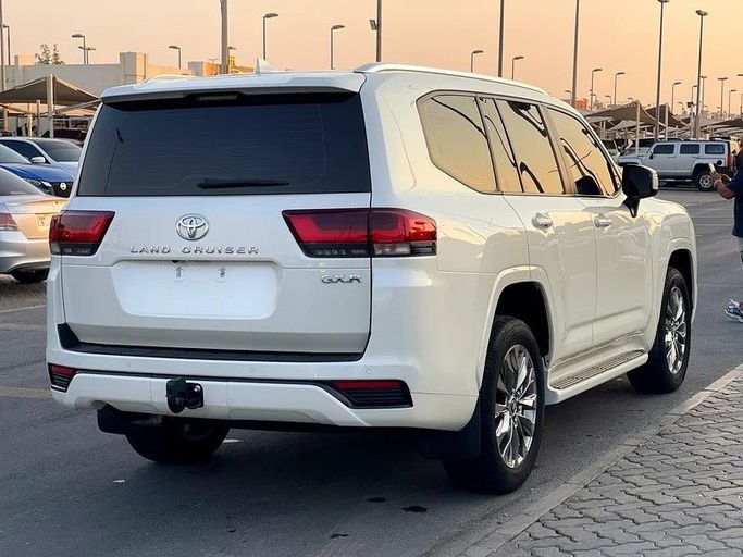 Подержанный Toyota Land Cruiser 300 Series, 3.4 л, 2023 в Шардже от Taj Al Impratoor Used Cars Белый цвет. GCC | AUTO.AE