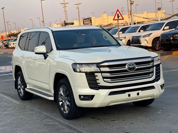 Подержанный Toyota Land Cruiser 300 Series, 3.4 л, 2023 в Шардже от Taj Al Impratoor Used Cars Белый цвет. GCC | AUTO.AE