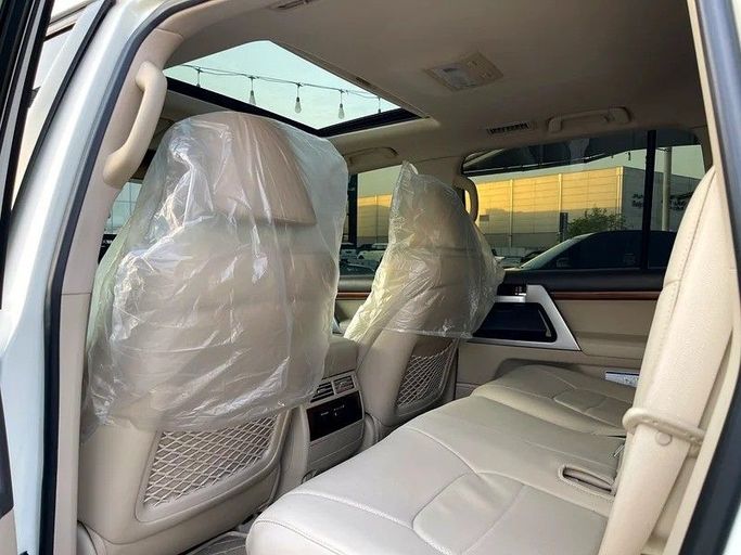 Used Toyota Land Cruiser 200 Series Facelift 2, 5.7 l, 2018 in Sharjah by Darb Al Saada Used cars, White color. GCC Specs | AUTO.AE