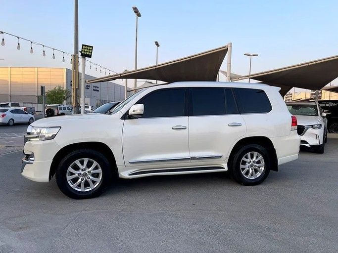 Used Toyota Land Cruiser 200 Series Facelift 2, 5.7 l, 2018 in Sharjah by Darb Al Saada Used cars, White color. GCC Specs | AUTO.AE