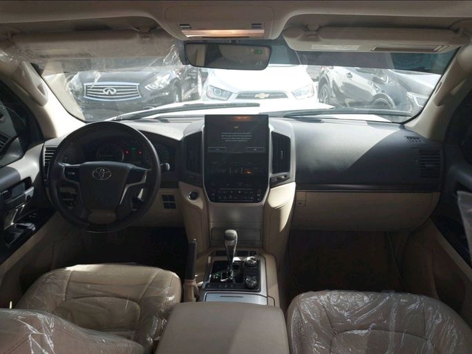 Used Toyota Land Cruiser 200 Series Facelift 2, 5.7 l, 2019 in Sharjah by Fantastic Used Cars, White color. GCC Specs | AUTO.AE