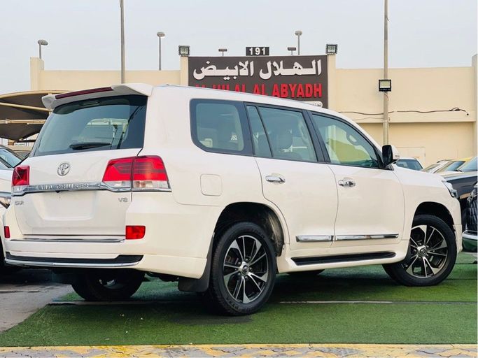 Used Toyota Land Cruiser 200 Series, 4.6 l, 2009 in Sharjah by Al Helal Al Abyadh Used Cars, White color. GCC Specs | AUTO.AE