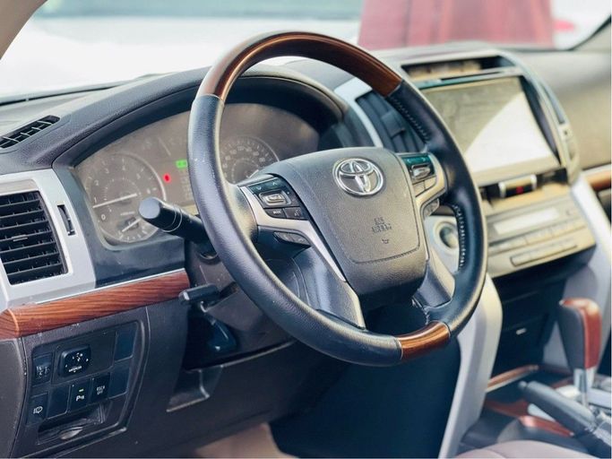 Used Toyota Land Cruiser 200 Series, 4.6 l, 2009 in Sharjah by Al Helal Al Abyadh Used Cars, White color. GCC Specs | AUTO.AE