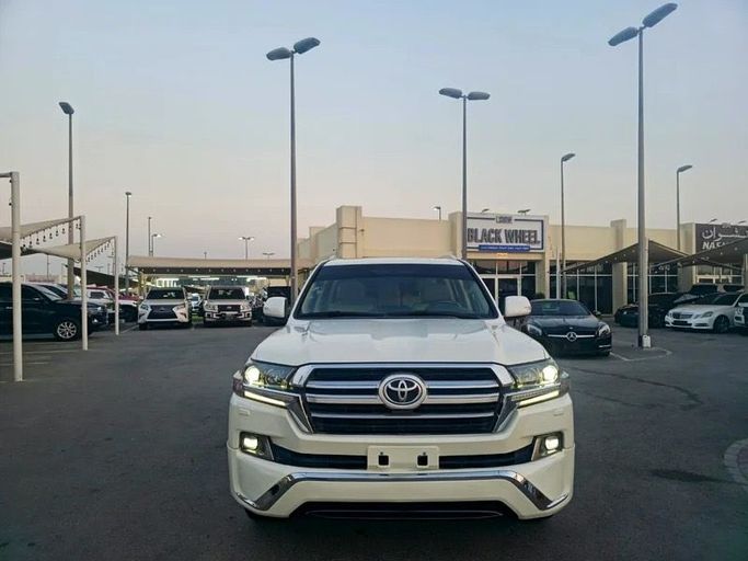 Used Toyota Land Cruiser 200 Series Facelift 2, 4.0 l, 2019 in Sharjah by Black Wheel Used Cars, White color. GCC Specs | AUTO.AE