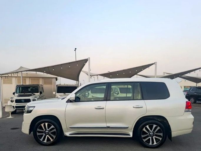 Used Toyota Land Cruiser 200 Series Facelift 2, 4.0 l, 2019 in Sharjah by Black Wheel Used Cars, White color. GCC Specs | AUTO.AE