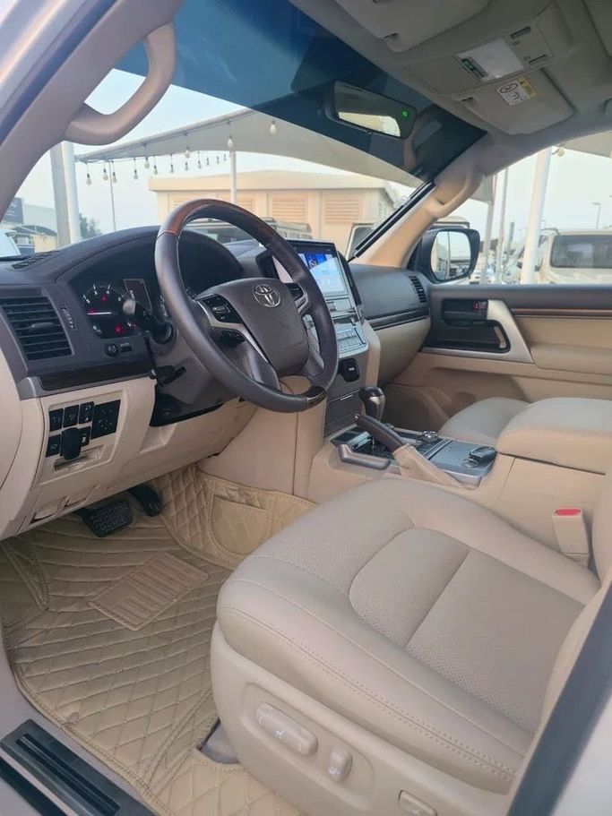 Used Toyota Land Cruiser 200 Series Facelift 2, 4.0 l, 2019 in Sharjah by Black Wheel Used Cars, White color. GCC Specs | AUTO.AE