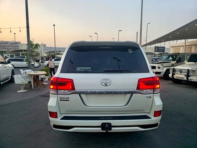 Used Toyota Land Cruiser 200 Series Facelift 2, 4.0 l, 2019 in Sharjah by Black Wheel Used Cars, White color. GCC Specs | AUTO.AE