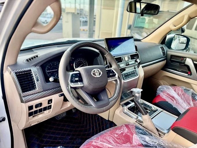 Used Toyota Land Cruiser 200 Series, 4.0 l, 2011 in Sharjah by Black Wheel Used Cars, White color. GCC Specs | AUTO.AE
