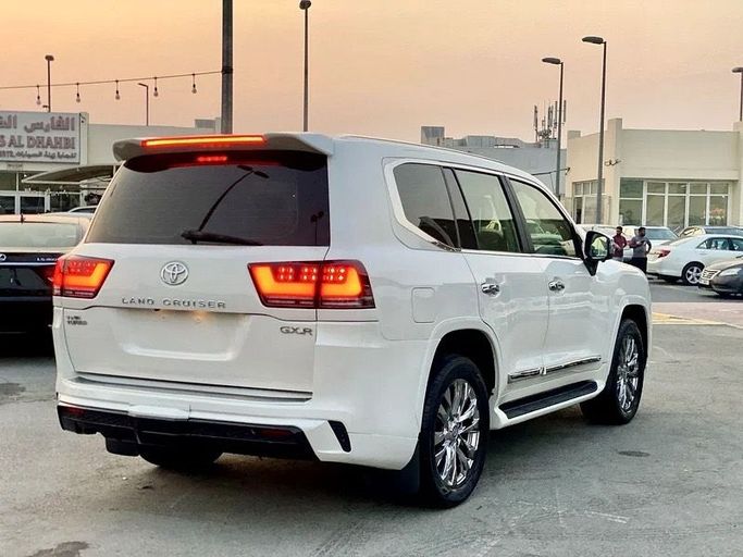 Used Toyota Land Cruiser 200 Series, 4.0 l, 2011 in Sharjah by Black Wheel Used Cars, White color. GCC Specs | AUTO.AE