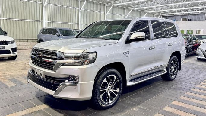 Подержанный Toyota Land Cruiser 200 Series Рестайлинг 2, 5.7 л, 2021 в Шардже от Ishtar Used Cars Серебристый цвет. GCC | AUTO.AE