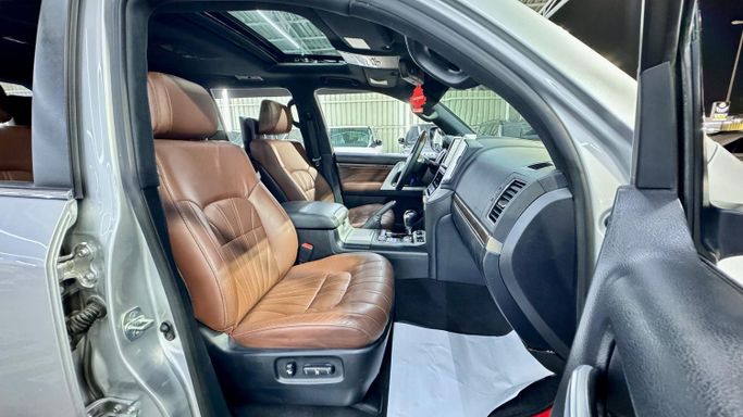 Подержанный Toyota Land Cruiser 200 Series Рестайлинг 2, 5.7 л, 2021 в Шардже от Ishtar Used Cars Серебристый цвет. GCC | AUTO.AE