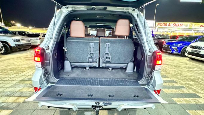 Подержанный Toyota Land Cruiser 200 Series Рестайлинг 2, 5.7 л, 2021 в Шардже от Ishtar Used Cars Серебристый цвет. GCC | AUTO.AE