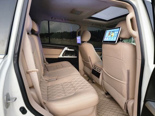 Подержанный Toyota Land Cruiser 200 Series Рестайлинг 1, 4.6 л, 2014 в Шардже от Nassem Al Sham Used Cars Белый цвет. GCC | AUTO.AE