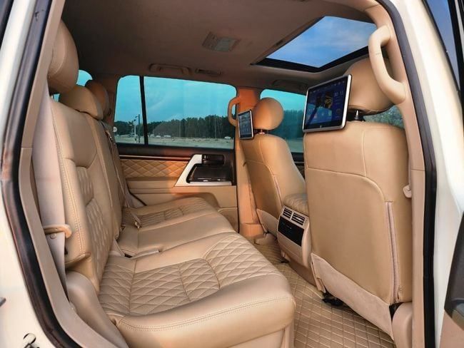 Подержанный Toyota Land Cruiser 200 Series Рестайлинг 1, 4.6 л, 2014 в Шардже от Nassem Al Sham Used Cars Белый цвет. GCC | AUTO.AE