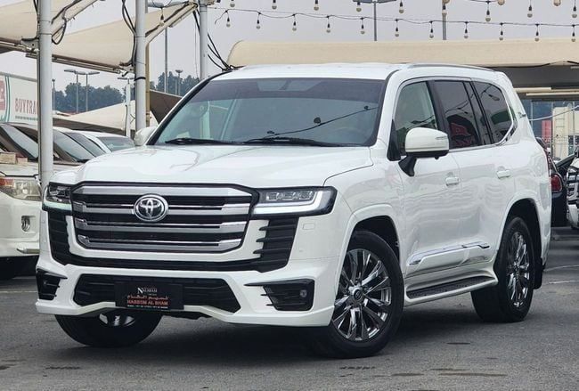 Подержанный Toyota Land Cruiser 200 Series, 4.0 л, 2011 в Шардже от Nassem Al Sham Used Cars Белый цвет. GCC | AUTO.AE