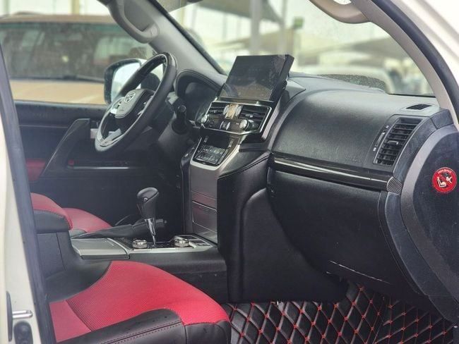 Подержанный Toyota Land Cruiser 200 Series, 4.0 л, 2011 в Шардже от Nassem Al Sham Used Cars Белый цвет. GCC | AUTO.AE