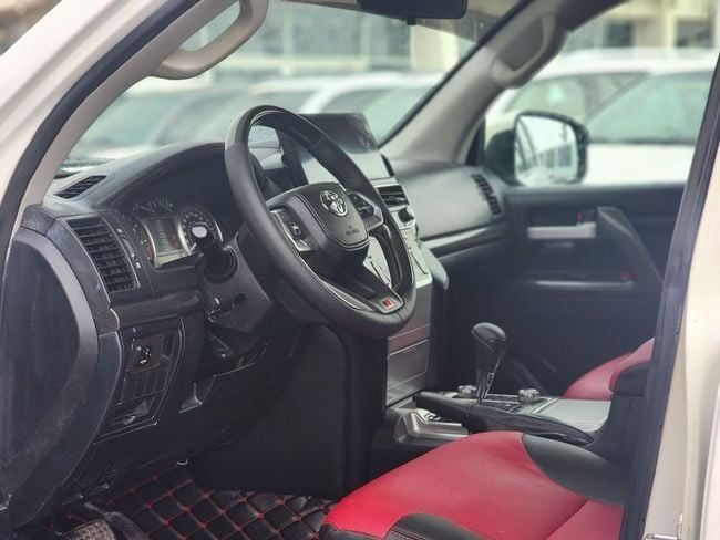 Подержанный Toyota Land Cruiser 200 Series, 4.0 л, 2011 в Шардже от Nassem Al Sham Used Cars Белый цвет. GCC | AUTO.AE