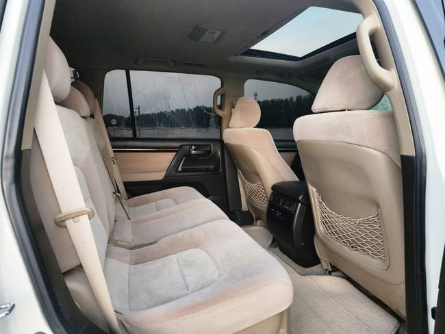Подержанный Toyota Land Cruiser 200 Series, 4.0 л, 2011 в Шардже от Nassem Al Sham Used Cars Белый цвет. GCC | AUTO.AE