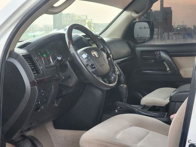 Подержанный Toyota Land Cruiser 200 Series, 4.0 л, 2011 в Шардже от Nassem Al Sham Used Cars Белый цвет. GCC | AUTO.AE