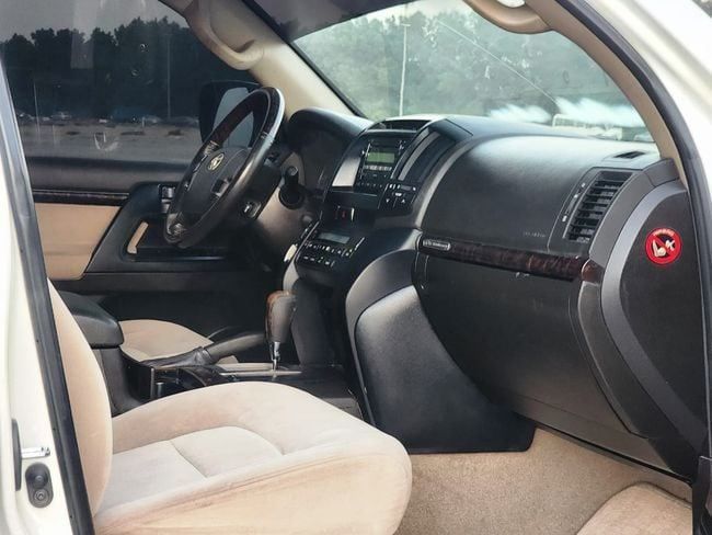 Подержанный Toyota Land Cruiser 200 Series, 4.0 л, 2011 в Шардже от Nassem Al Sham Used Cars Белый цвет. GCC | AUTO.AE