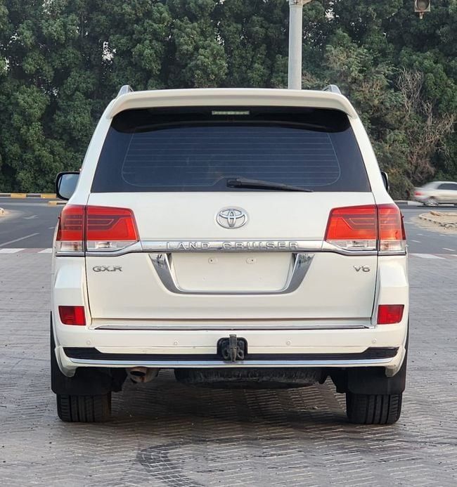 Подержанный Toyota Land Cruiser 200 Series, 4.0 л, 2011 в Шардже от Nassem Al Sham Used Cars Белый цвет. GCC | AUTO.AE