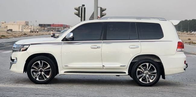 Подержанный Toyota Land Cruiser 200 Series, 4.0 л, 2011 в Шардже от Nassem Al Sham Used Cars Белый цвет. GCC | AUTO.AE