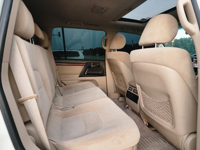 Подержанный Toyota Land Cruiser 200 Series Рестайлинг 1, 4.6 л, 2014 в Шардже от Nassem Al Sham Used Cars Белый цвет. GCC | AUTO.AE