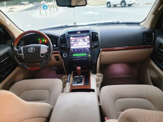 Подержанный Toyota Land Cruiser 200 Series Рестайлинг 1, 4.6 л, 2014 в Шардже от Nassem Al Sham Used Cars Белый цвет. GCC | AUTO.AE