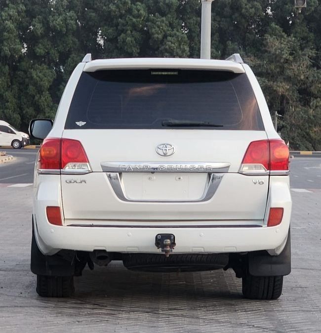 Подержанный Toyota Land Cruiser 200 Series Рестайлинг 1, 4.6 л, 2014 в Шардже от Nassem Al Sham Used Cars Белый цвет. GCC | AUTO.AE