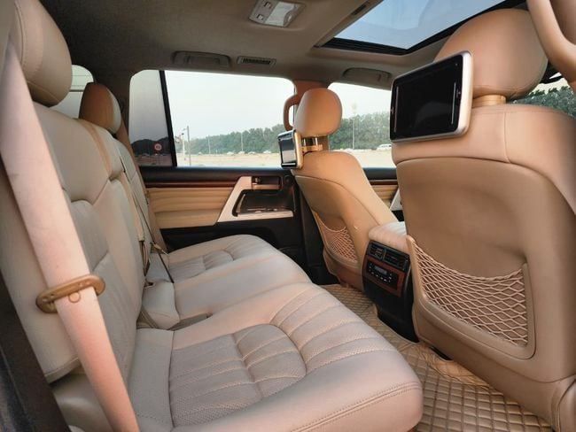 Подержанный Toyota Land Cruiser 200 Series, 5.7 л, 2010 в Шардже от Nassem Al Sham Used Cars Белый цвет. GCC | AUTO.AE