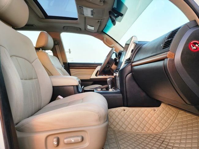 Подержанный Toyota Land Cruiser 200 Series, 5.7 л, 2010 в Шардже от Nassem Al Sham Used Cars Белый цвет. GCC | AUTO.AE