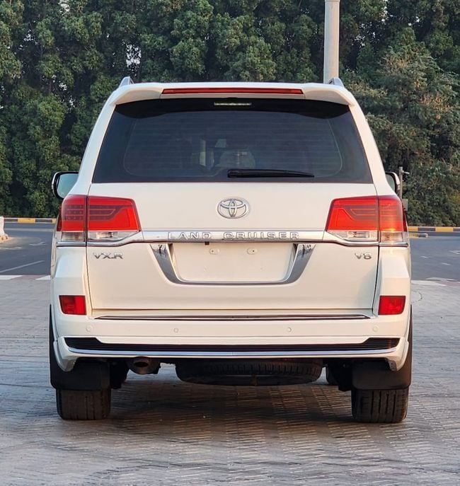 Подержанный Toyota Land Cruiser 200 Series, 5.7 л, 2010 в Шардже от Nassem Al Sham Used Cars Белый цвет. GCC | AUTO.AE