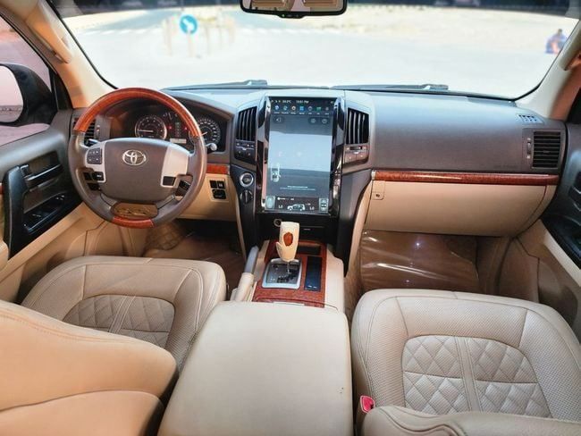 Подержанный Toyota Land Cruiser 200 Series Рестайлинг 2, 4.6 л, 2015 в Шардже от Nassem Al Sham Used Cars Белый цвет. GCC | AUTO.AE