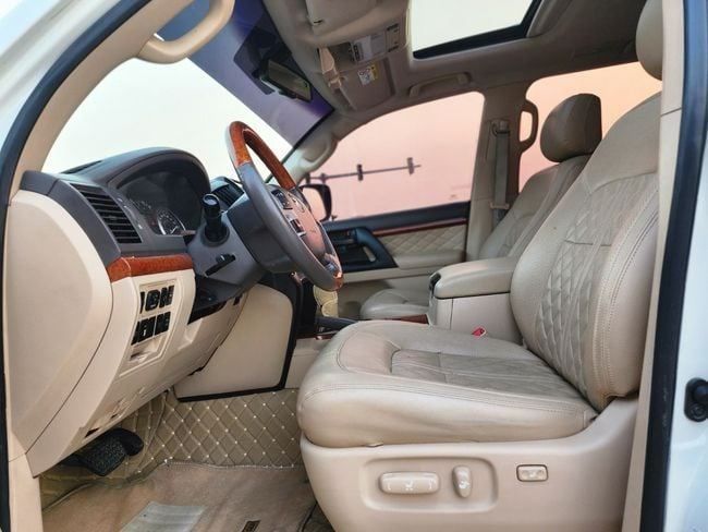 Подержанный Toyota Land Cruiser 200 Series Рестайлинг 2, 4.6 л, 2015 в Шардже от Nassem Al Sham Used Cars Белый цвет. GCC | AUTO.AE