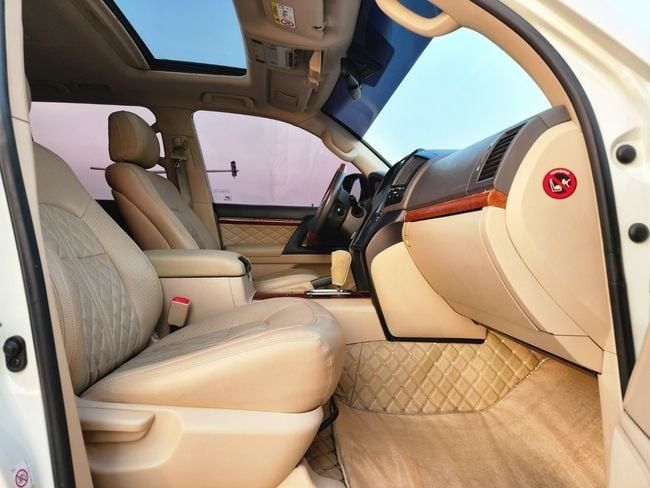 Подержанный Toyota Land Cruiser 200 Series Рестайлинг 2, 4.6 л, 2015 в Шардже от Nassem Al Sham Used Cars Белый цвет. GCC | AUTO.AE