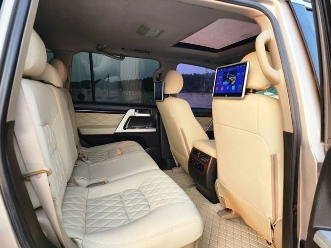 Подержанный Toyota Land Cruiser 200 Series, 5.7 л, 2010 в Шардже от Nassem Al Sham Used Cars Золотистый цвет. GCC | AUTO.AE